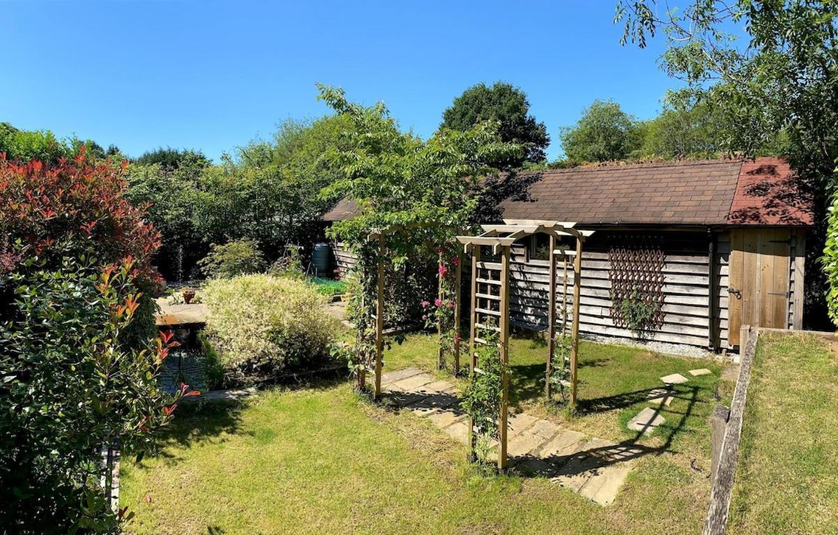 The Tool Shed Nestled In Idyllic Countryside Βίλα Linchmere Εξωτερικό φωτογραφία