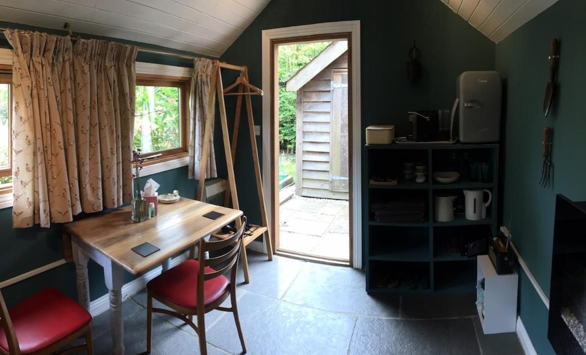 The Tool Shed Nestled In Idyllic Countryside Βίλα Linchmere Εξωτερικό φωτογραφία