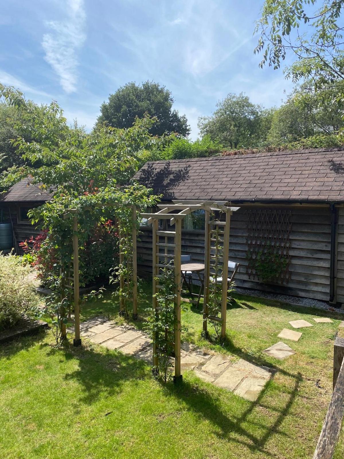 The Tool Shed Nestled In Idyllic Countryside Βίλα Linchmere Εξωτερικό φωτογραφία